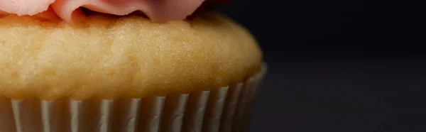 Plan panoramique de cupcake à la crème sur fond noir — Photo de stock