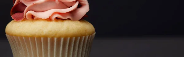 Plan panoramique de cupcake à la crème sur fond noir — Photo de stock