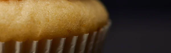 Plan panoramique de gâteau sucré savoureux sur noir — Photo de stock