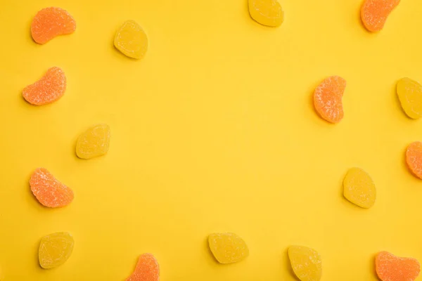 Vista superior de deliciosas geléias de laranja e limão espalhadas no fundo amarelo — Fotografia de Stock