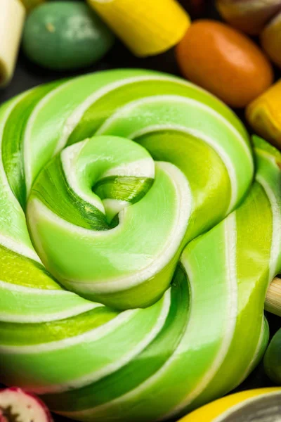 Vue rapprochée de tourbillon vert savoureux sucette douce brillante — Photo de stock