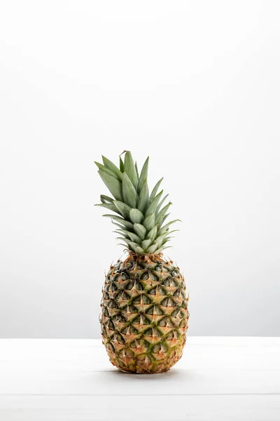 Doux frais savoureux et cru ananas sur blanc — Photo de stock