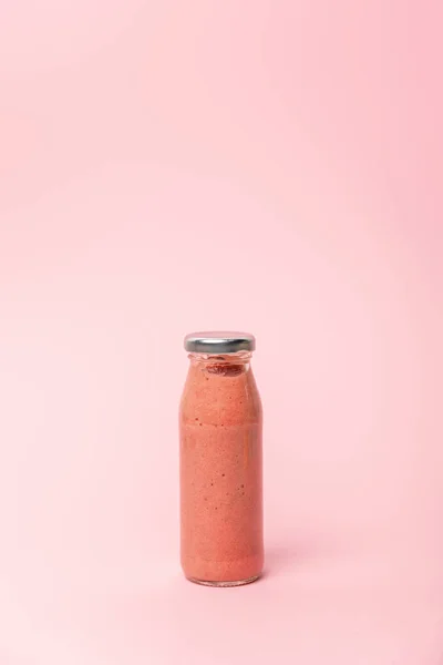 Batido dulce, fresco y sabroso en rosa con espacio de copia - foto de stock