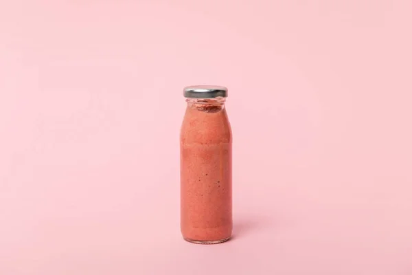 Süßer, leckerer und frischer Smoothie auf rosa mit Kopierraum — Stockfoto