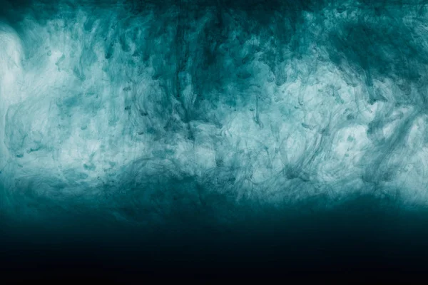 Pintura azul artística oscura remolinos en el agua - foto de stock