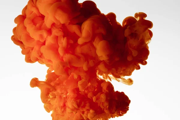 Закрыть вид оранжевого всплеска акварели, изолированного от белого — стоковое фото