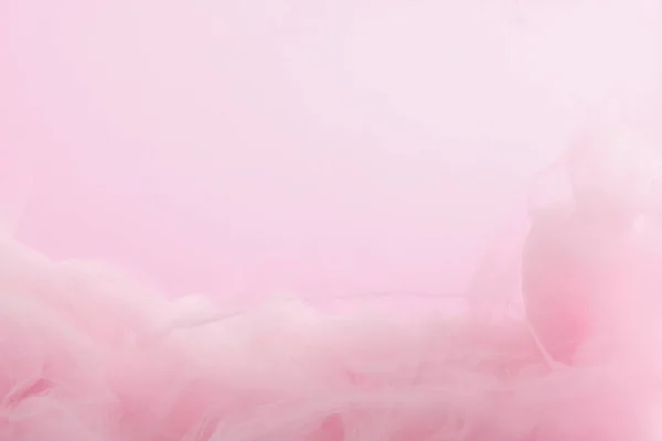 Закрыть вид смешивания розовой краски в воде, изолированной на розовой — стоковое фото