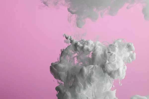 Nahaufnahme von Acryl weißen Farbwirbeln isoliert auf rosa — Stockfoto