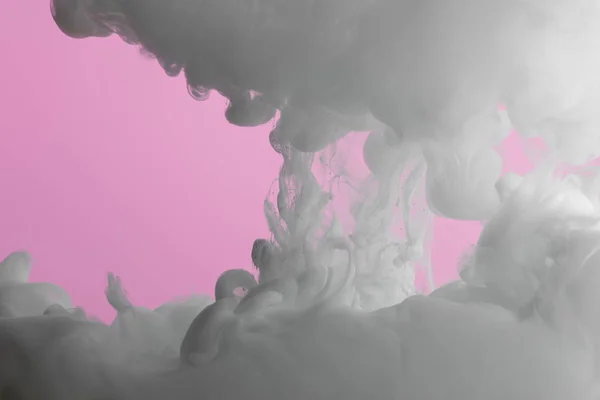 Nahaufnahme künstlerischer weißer Farbwirbel vereinzelt auf rosa — Stockfoto
