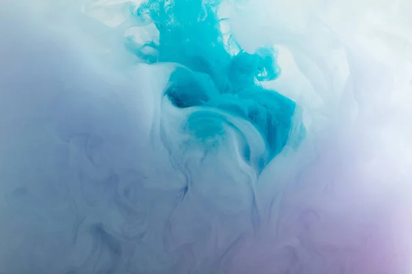 Vue rapprochée des tourbillons de peinture bleu et violet dans l'eau — Photo de stock