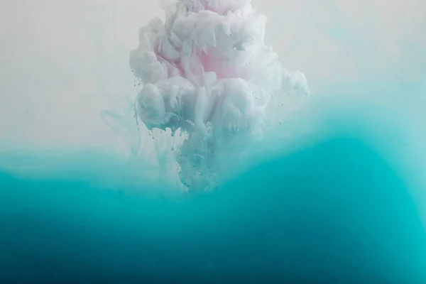 Vue rapprochée de la peinture fumée blanche et turquoise isolée sur gris — Photo de stock