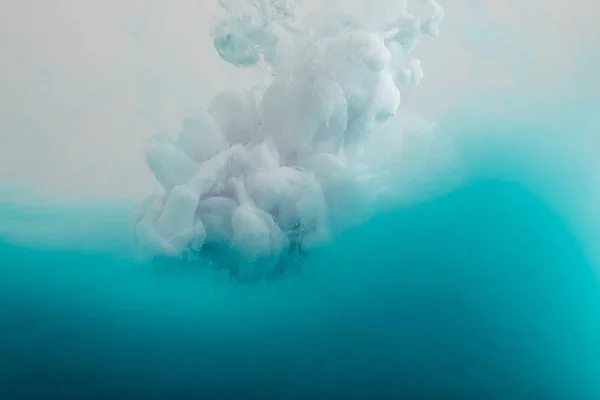 Vista de perto de redemoinhos de tinta branca e azul isolados em cinza — Fotografia de Stock