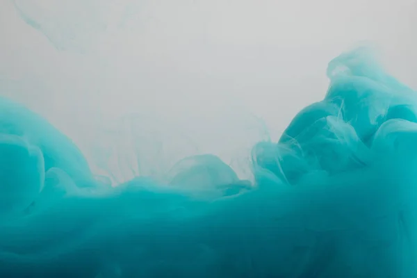 Крупный план голубых чернил, изолированных на сером — стоковое фото