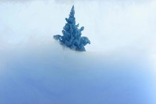 Vue rapprochée de la plaque de peinture bleue dans l'eau — Photo de stock