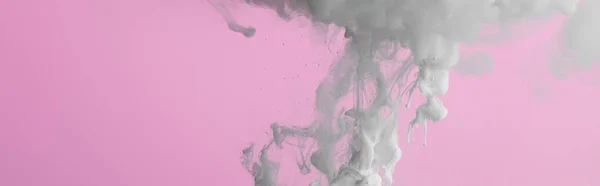 Vista de perto do respingo de tinta branca isolado em rosa — Fotografia de Stock