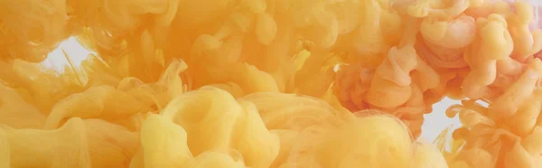 Vue rapprochée des tourbillons de peinture orange dans l'eau — Photo de stock