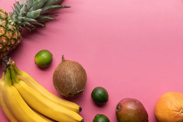 Vista dall'alto di frutti tropicali maturi su sfondo rosa con spazio copia — Foto stock