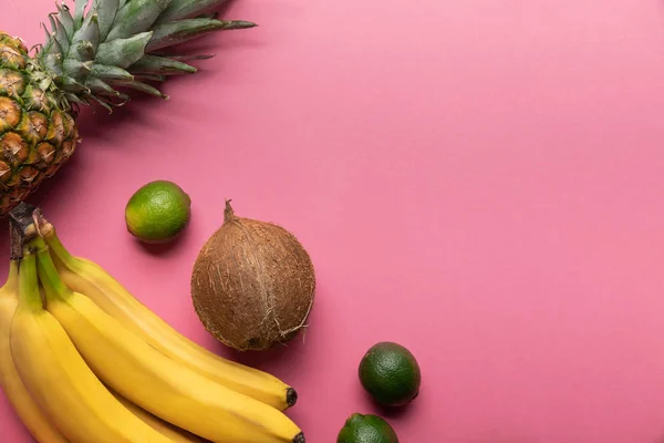 Vista superior de frutas tropicais maduras brilhantes em fundo rosa com espaço de cópia — Fotografia de Stock