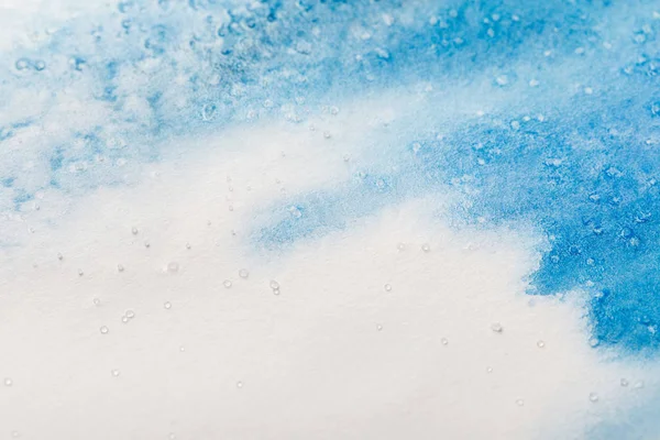 Blau bunte Aquarell Farbe verschüttet auf weißem strukturierten Hintergrund mit Kopierraum — Stockfoto