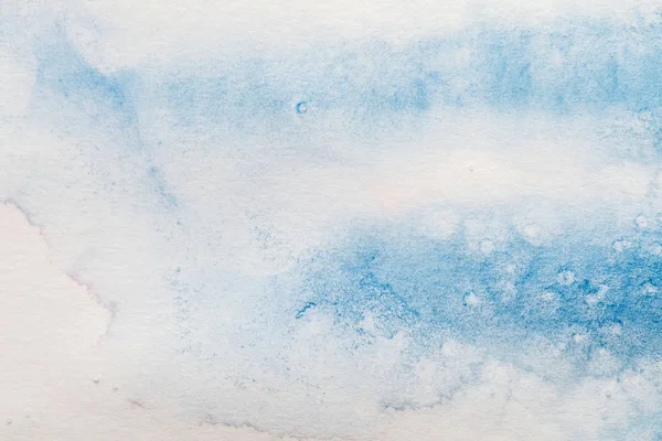 Aquarelle colorée bleue déversement de peinture sur fond blanc — Photo de stock