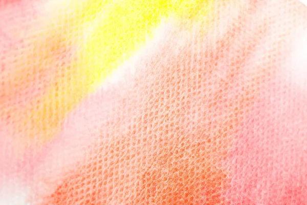 Vista de cerca de las pinceladas de pintura de acuarela amarilla y roja sobre papel blanco - foto de stock
