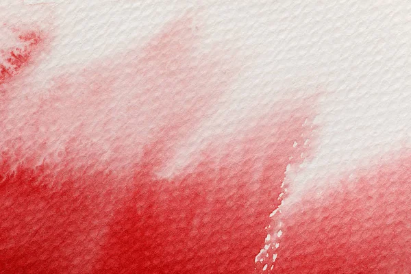 Vista de cerca del derrame de pintura roja sobre fondo texturizado blanco - foto de stock