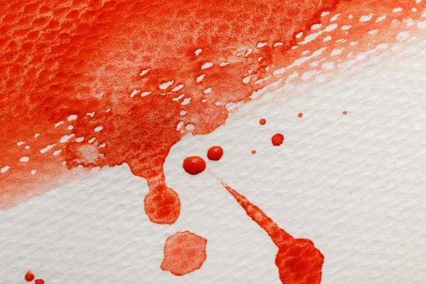 Vue rapprochée de rouge vif aquarelle coup de pinceau avec des gouttes sur fond texturé blanc — Photo de stock