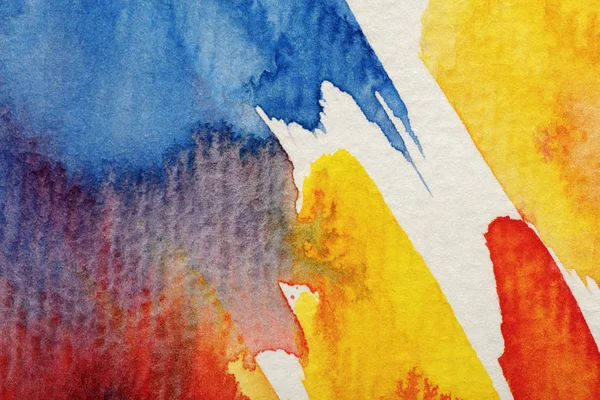 Vue rapprochée des traits de pinceaux aquarelle jaunes, bleus et rouges sur fond blanc — Photo de stock