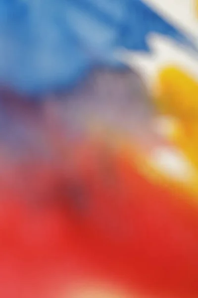 Закрыть вид размытых желтых, синих и красных разливов акварельной краски — стоковое фото