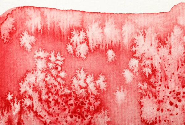 Крупним планом вид на червону акварельну фарбу розливається з точками на білому тлі — стокове фото