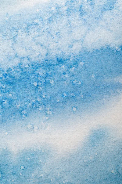 Vue rapprochée du déversement de peinture aquarelle bleue avec des points sur fond texturé — Photo de stock