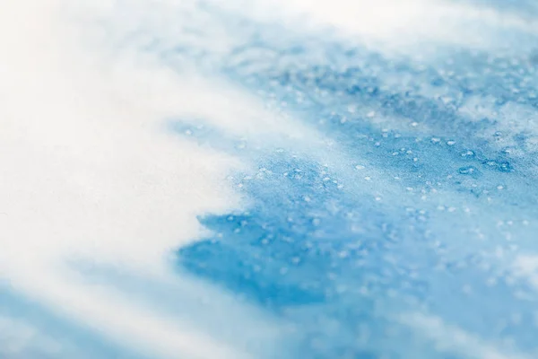 Feche acima da vista das pinceladas azuis da pintura da aguarela no fundo textured — Fotografia de Stock