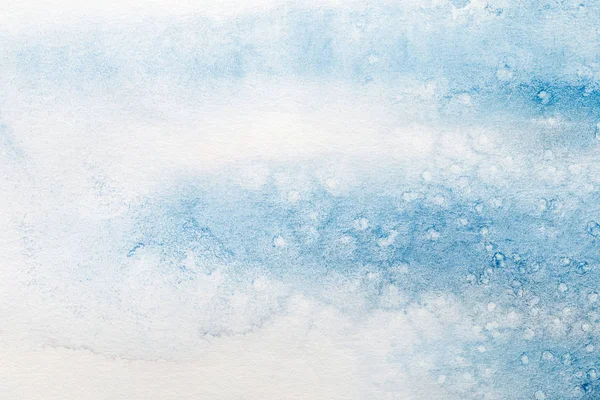 Vue rapprochée de la tache de peinture aquarelle bleue sur fond blanc texturé — Photo de stock