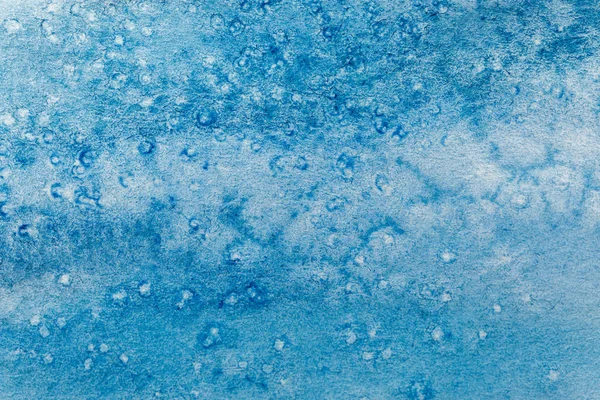 Vue rapprochée de peinture à l'aquarelle bleue sur fond texturé — Photo de stock