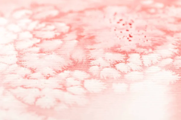 Feche acima da vista do derramamento vermelho da pintura da aguarela no fundo textured do livro branco — Fotografia de Stock