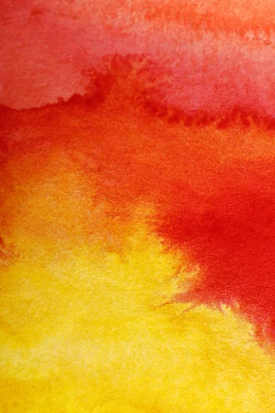 Закрыть вид на желтый и красный акварели яркие разливы краски — стоковое фото