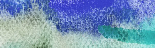 Plano panorámico de los derrames de pintura de acuarela verde y azul sobre fondo texturizado - foto de stock