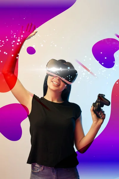 KYIV, UCRANIA - 5 DE ABRIL DE 2019: Mujer joven y feliz con auriculares de realidad virtual con joystick en las manos sobre fondo beige y azul con ilustración abstracta - foto de stock