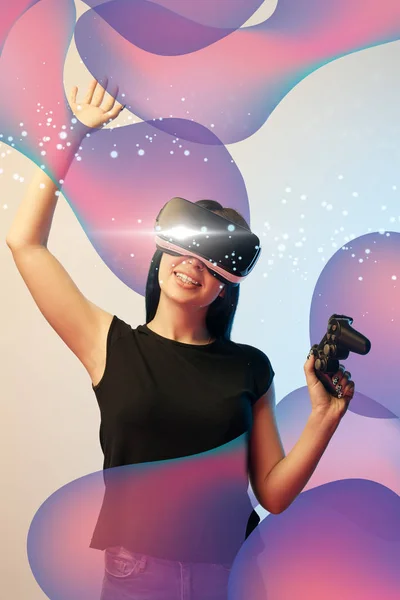 KYIV, UCRANIA - 5 DE ABRIL DE 2019: Mujer joven y feliz con auriculares de realidad virtual con joystick en las manos sobre fondo beige y azul con ilustración abstracta brillante - foto de stock