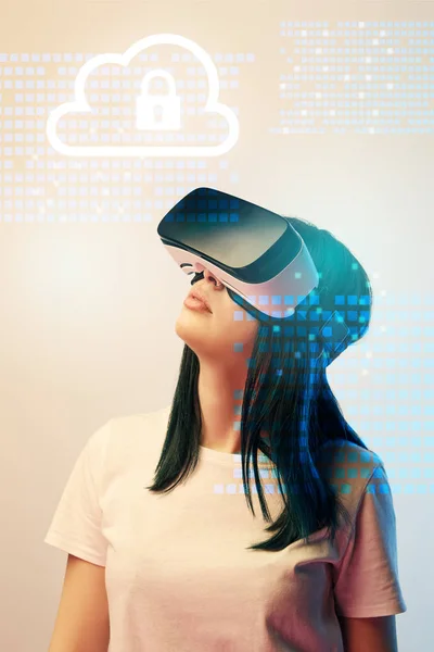 Giovane donna in realtà virtuale auricolare guardando illustrazione sicurezza internet su sfondo beige — Foto stock