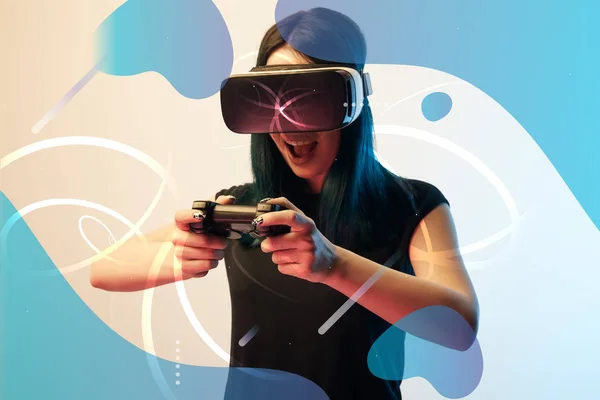 KYIV, UCRANIA - 5 DE ABRIL DE 2019: Mujer joven excitada con auriculares de realidad virtual usando joystick sobre fondo beige con ilustración abstracta en azul - foto de stock