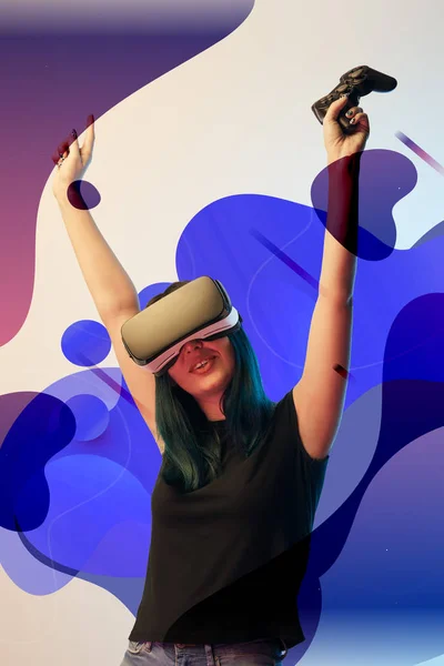 KYIV, UCRANIA - 5 DE ABRIL DE 2019: Mujer joven y feliz con auriculares de realidad virtual con las manos levantadas sosteniendo el joystick sobre fondo beige con ilustración abstracta de color púrpura y azul - foto de stock