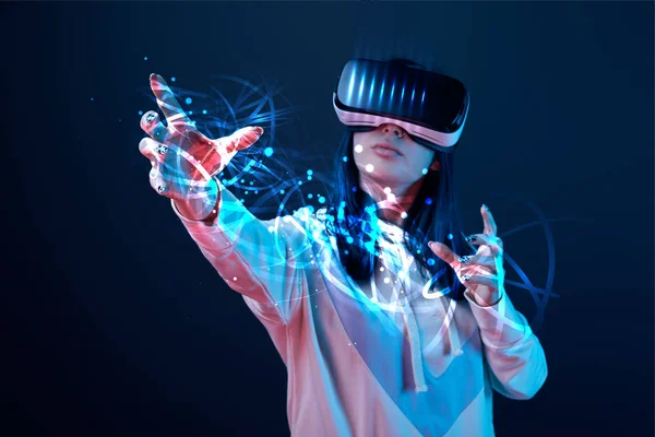 Giovane donna in auricolare vr gesticolare tra incandescente cyber illustrazione su sfondo scuro — Foto stock