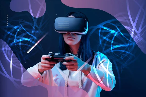 KYIV, UCRAINA - 5 APRILE 2019: Giovane donna in cuffia realtà virtuale con joystick su sfondo scuro con illustrazione astratta — Foto stock