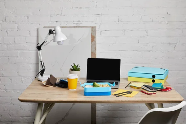 Lancheira no local de trabalho com laptop e papéis em mesa de madeira sobre fundo branco, editorial ilustrativo — Fotografia de Stock