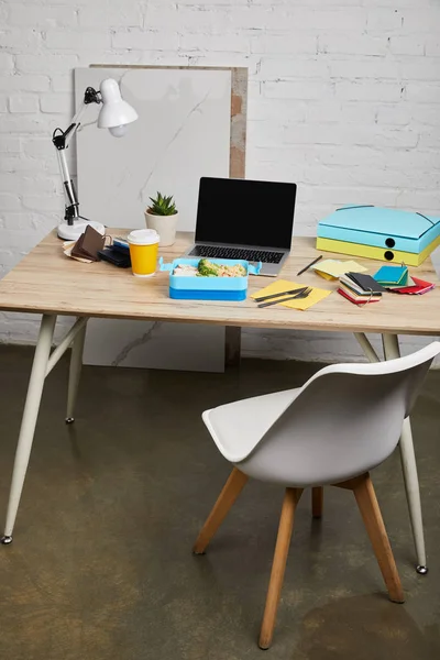 Espacio de trabajo con lonchera con sabrosa comida sobre mesa de madera sobre fondo blanco, editorial ilustrativo - foto de stock