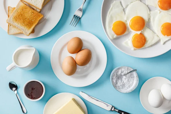 Draufsicht auf das Frühstück mit Joghurt auf blauem Hintergrund — Stockfoto