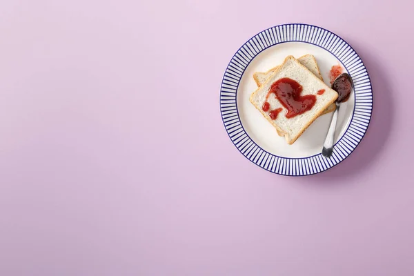 Vista superior de torradas com geléia no fundo violeta — Fotografia de Stock