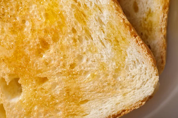 Primer plano vista de tostadas con miel en plato blanco - foto de stock
