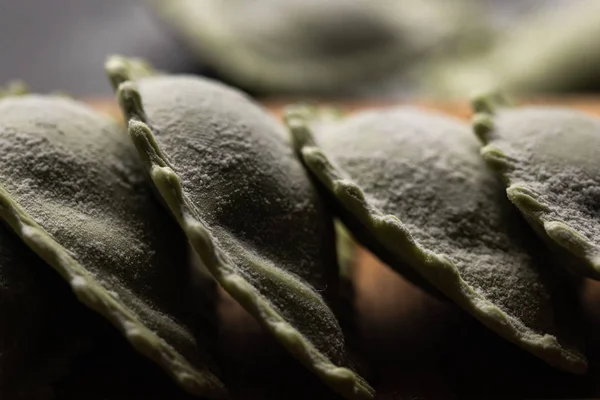 Закрыть вид на сырые зеленые равиоли в стопке — стоковое фото